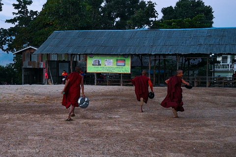 20191125__00259-2-2 Monastère de Phaya Taung, les novices, déjeunent avant les autres enfants...avec empressement