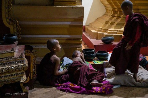20191125__00259-29 Monastère de Phaya Taung, réveil tardif pour quelques novices (enfants qui font une ou plusieurs périodes dans le monastère en en suivant une large partie des...