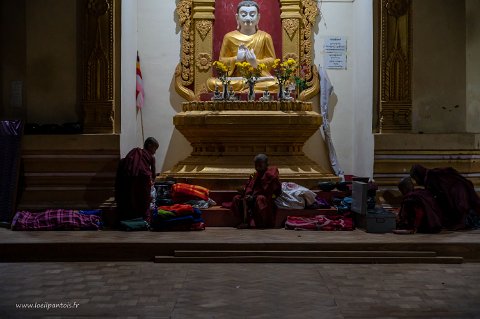 20191125__00259-32 Monastère de Phaya Taung, réveil tardif pour quelques novices (enfants qui font une ou plusieurs périodes dans le monastère en en suivant une large partie des...