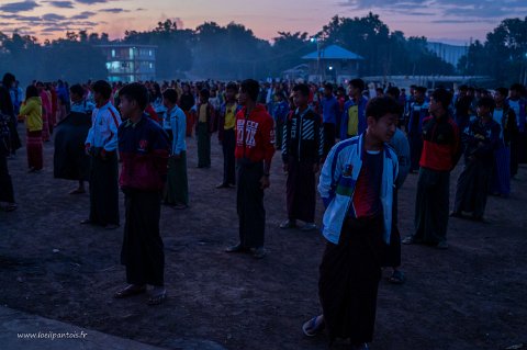 20191125__00259-40 Monastère de Phaya Taung, Tous les enfants ont une séance de sport aporès la prière et avant le petit déjeuner.