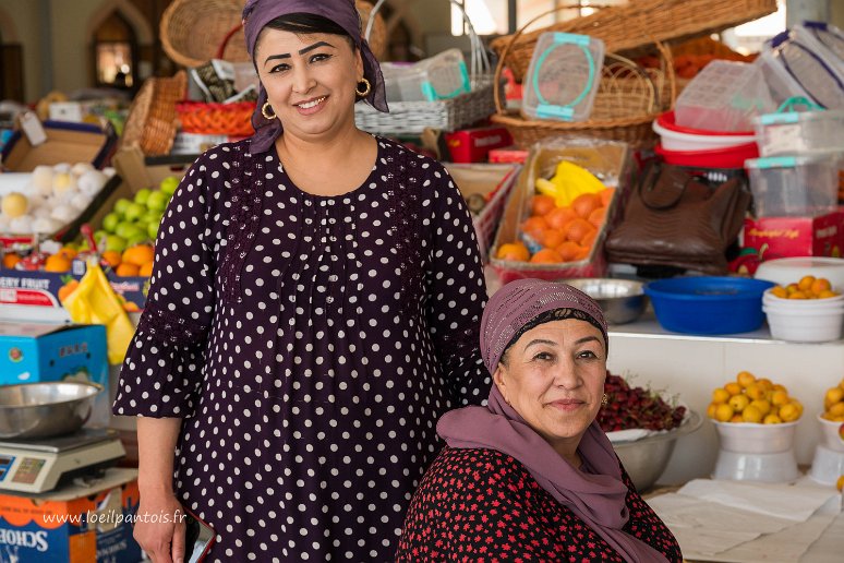 20230522__00203-40 Marché central de Boukhara, Iroda, marchande de fruits, avec sa mère