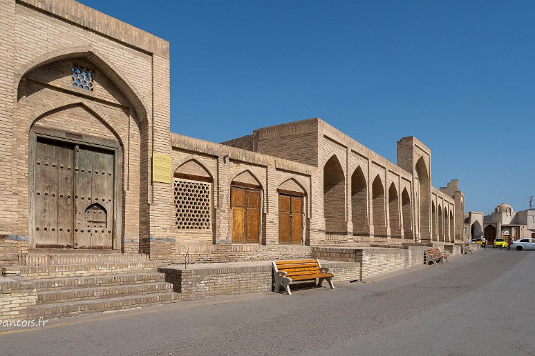 20230521__00155-26 Caravanserail Fathullojon (début XIXes). Servit jusqu'à la révolution de 1920 au commerce de gros d'articles de table, puis ensuite de dortoir et enfin de...