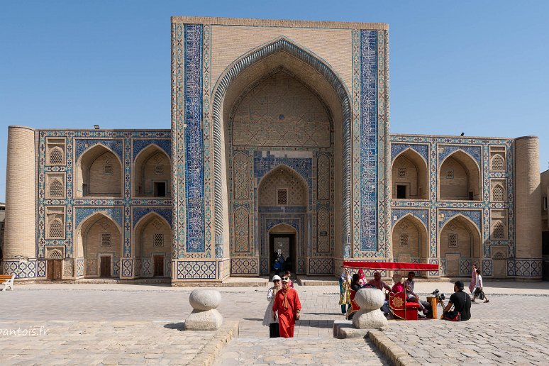 20230521__00155-47 Médersa d'Ulugh Beg, le petit fils de Tamerlan et astronome réputé, construite en 1419. Le décor de majoliques et de céramiques a été ajouté ultérieurement....