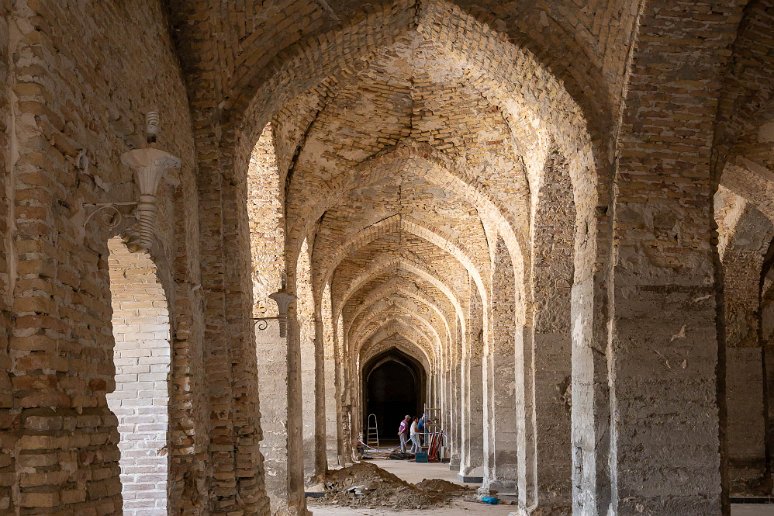 20230521__00155-80 Mosquée Kalon: structure de briques mise à nu pour la restauration de la galerie Sud