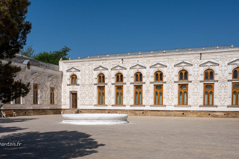 20230523__00244-22 Palais Sitorai Mokhi-Khosa, cour et bassin du palais avec au fond les salles de réception et à droite les appartements de l'émir. C'est ici que se tint le...