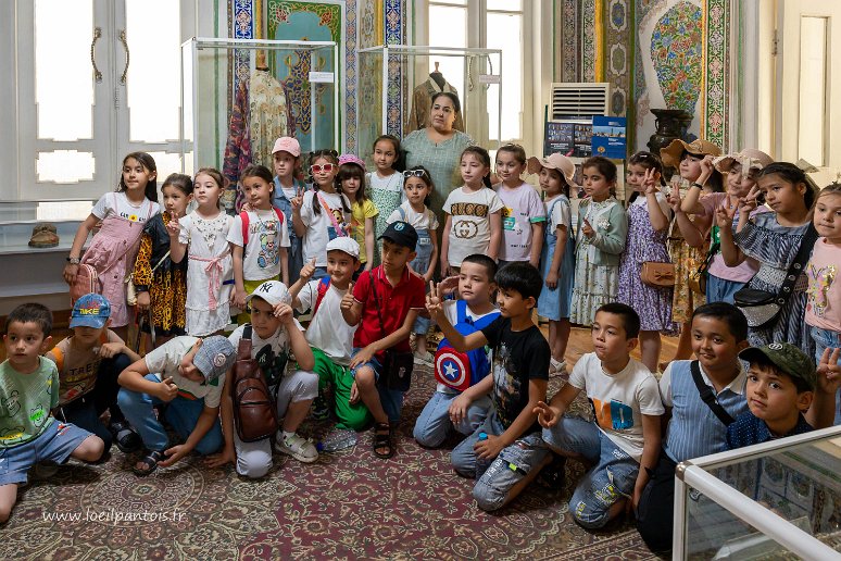 20230523__00244-43 Palais Sitorai Mokhi-Khosa, groupes d'enfants d'une sortie de fin d'année dans le palais hexagonal