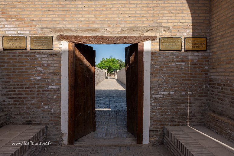 20230523__00244-9 Nécropole de Chor Bakr: entrée de la Khazira de Abou Bakh Saïd. C'est une particularité de cette nécropole les tombeaux sont regroupés dans des Khazira, sortes...