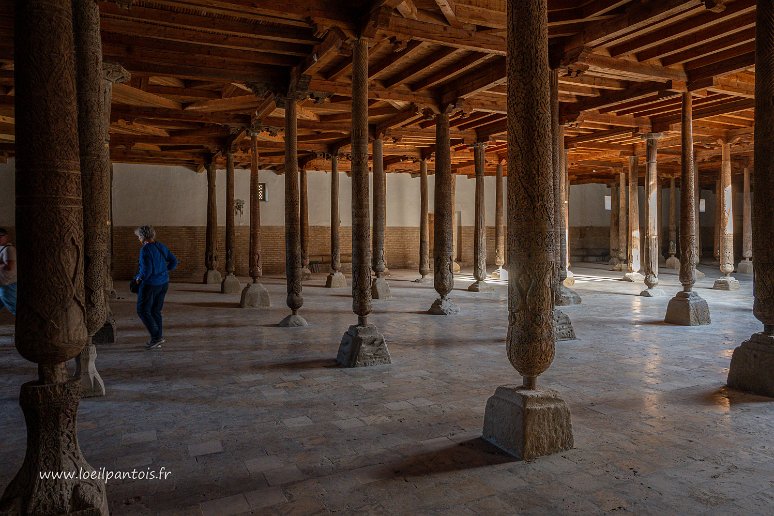 20230517__00151-129 Khiva, la mosquée Djouma (ou mosquée du vendredi). Une partie de la salle hypostyle aux 218 colonnes. La plupart des colonnes provenant de récupération d'autres...