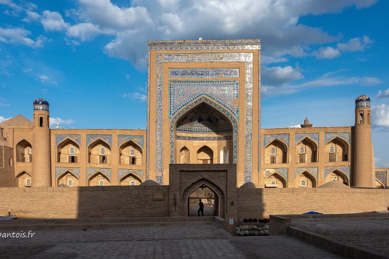 20230517__00151-133 Médersa Alla Kuli Khan construite en 1834 , par le Khan de Khiva, Alla Kuli. Façade décorée de majoliques. La