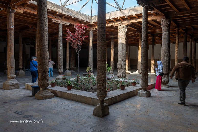 20230517__00151-99 Khiva, la mosquée Djouma (ou mosquée du vendredi). Quelques colonnes anciennes datent du Xe s et deux puits de lumière éclairent la salle