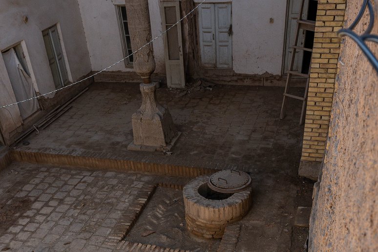 20230518__00188-101 Sans doute, l'endroit le plus inaccessible de Khiva, dans une cour privée fermée, entourée de hauts murs et appartenant à un homme décédé: le puits de Keivah...