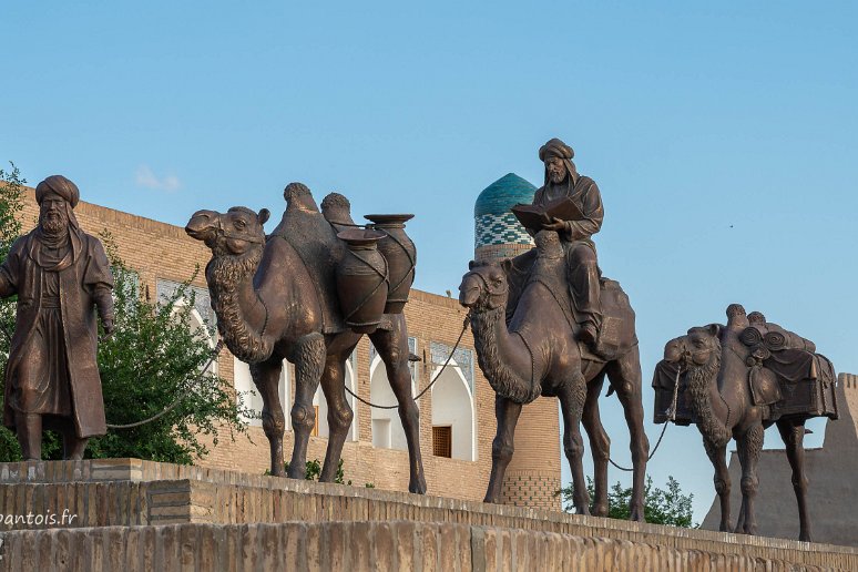 20230518__00188-169 Khiva, la caravane, à côté de Ota Darvoza