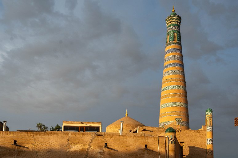 20230518__00188-17 Remparts est avec le minaret Islam Khodja. Islam Khodja fut grand vizir de 1907 à 1911. Il modernisa considérablement le Khanat de Khiva (industries,...