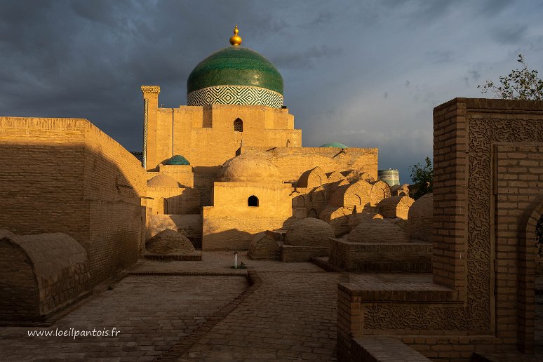20230518__00188-38 Le mausolée de Pakhlavan Mahmoud, saint patron de Khiva qui fut un poète et un lutteur (1247-1325). Le mausolée a été entouré du multiples tombes de disciples...