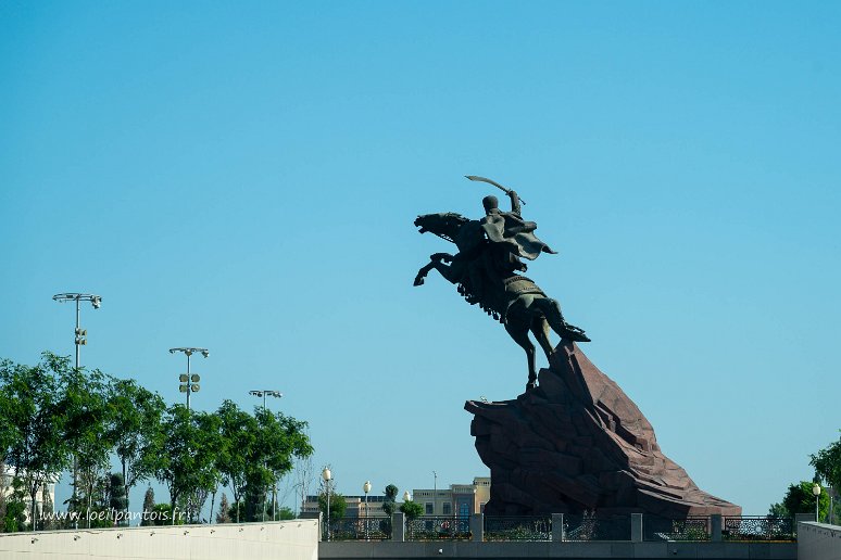 20230520__00086-39 Ourguentch, statue équestre de Jalal ad-Din (1199-1231) dernier shah du Khorezm, guerrier infatigable, contre les mongols d'abord puis conquérant d'une bonne...