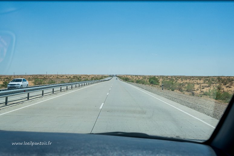 20230520__00086-72 L'autoroute Noukous-Boukhara, 554km sans surprise au milieu de ce désert.
