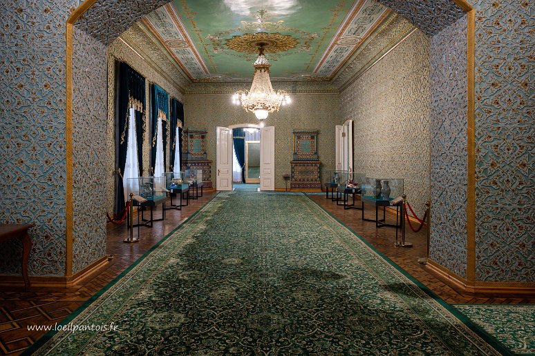 20230518__00188-55 Narullaboy saroyi, intérieur du palais. Les pièces de réception sont chauffées par des poêles en porcelaine provenant de Russie. Le palais fut le premier...