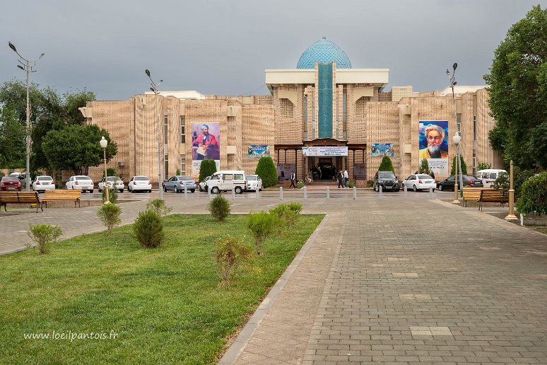 20230518__00188-65 Université Mamun de Khiva, une université dont l'origine remonte à plus de 1000 ans. Lors de notre passage un congrès mettait en valeur les applications...