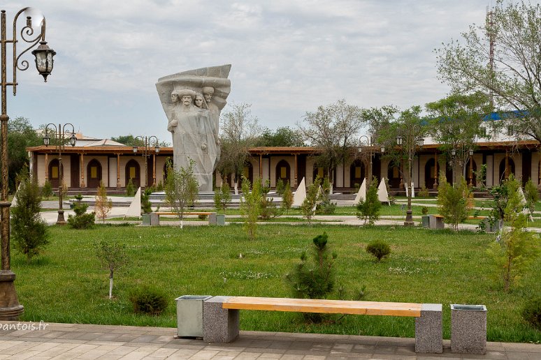 20230518__00188-80 Parc mémorial de Khiva, aux victimes soviétiques de la 2e guerre mondiale. Les plaques des murs autour du parc contiennent les noms des victimes. Le monument...