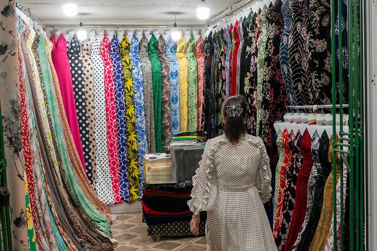 20230519__00201-108 Marché de Khiva, boutique de tissus