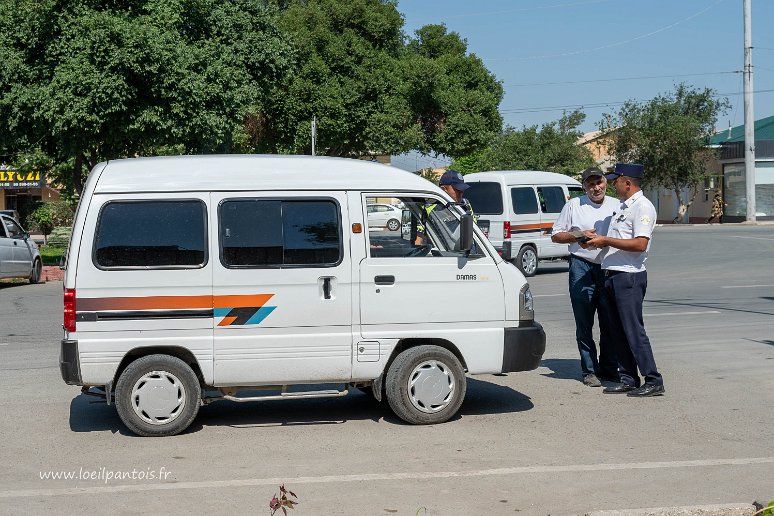 20230519__00201-126 Marché de Khiva, minibus Chevrolet Damas. L'industrie automobile ouzbèke fut d'abord créée par un accord entre le gouvernement ouzbek et le constructeur Daewo...
