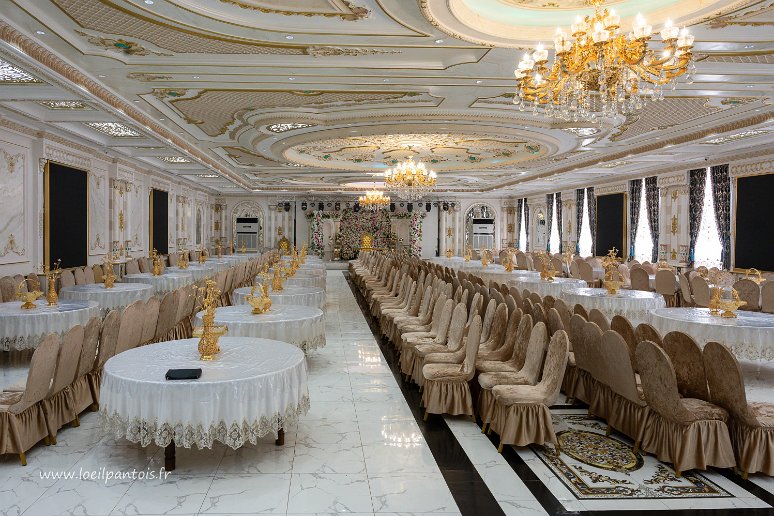 20230519__00201-139 Salle de mariage: Le mariage ouzbek est un mariage fastueux et les salles de mariage sont de plus en plus utilisées. Celle-ci compte 600 places. Le tarif est de...