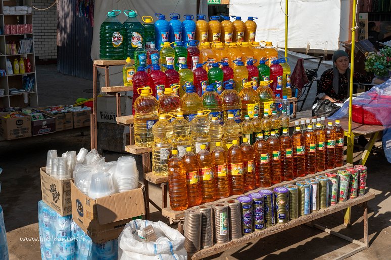 20230519__00201-98 Marche de Khiva, huile de coton (sombre, la plus chère), huile de tournesol (claire moins chere) et produits a vaisselle (en haut)
