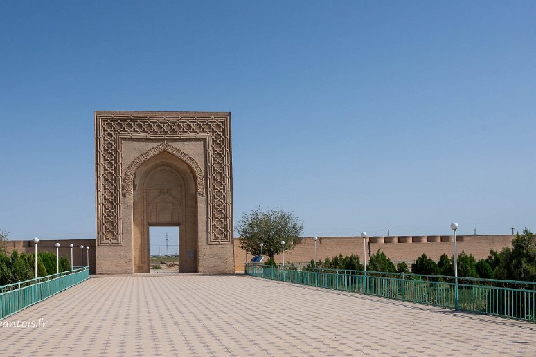 20230524__00761-12 Caravanserail royal de Rabat-i-malik, XIe s, près de Navoy, se trouvait sur la route de la soie. Le pishtak (portail) est pour l'essentiel authentique et son...