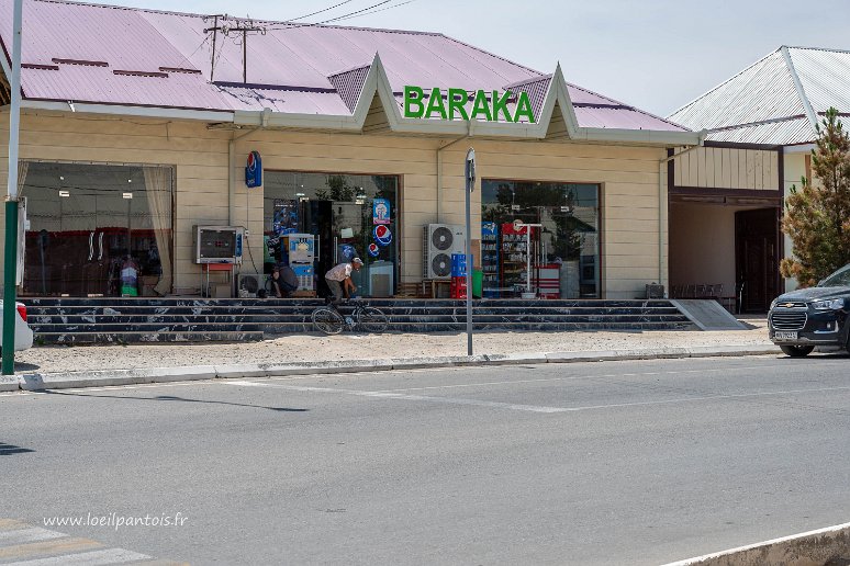 20230524__00761-57 Nourata, Dans un pays où les chaines de distribution prennent peu à peu la place des bazars...(et où Carrefour a récemment investi)