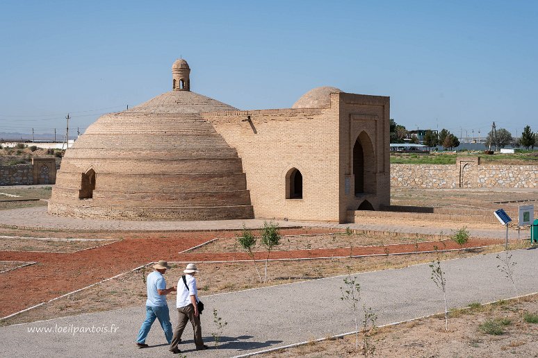 20230524__00761-8 Sardoba (réservoir d'eau souterrain) Rabat-i-Malik construite au XIVe s, en face du caravansérail du même nom, à une centaine de mètres de l'aéroport de Navoy.