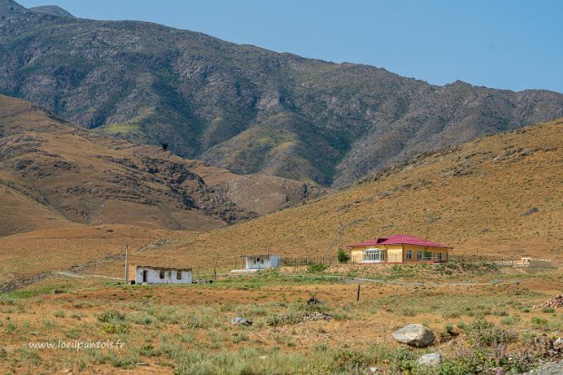 Province de Djizak Quelques villages frais et perdus dans les montagnes qui bordent le lac Aydar kol. Une activité purement agricole avant...