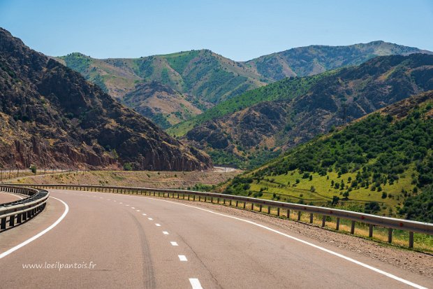 De Tachkent à Kokand par la route Un route très montagneuse, percée par les soviétiques dans les années 1950, avec un col à 2200m sépare la province de...