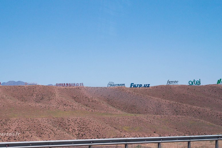 20230604__00700-41 Publicités le long de la route un peu avant Kokand. Kokand fut la capitale du Khanat du même nom de 1709 à 1868, date de la colonisation russe. Tachkent fut...