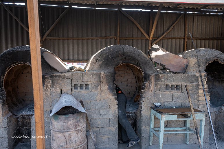 20230604__00700-48 Boulangerie Ouzbèke: par plus de 40° à l'ombre, le boulanger doit entrer dans le four pour installer chaque pain, et ensuite pour les ressortir...