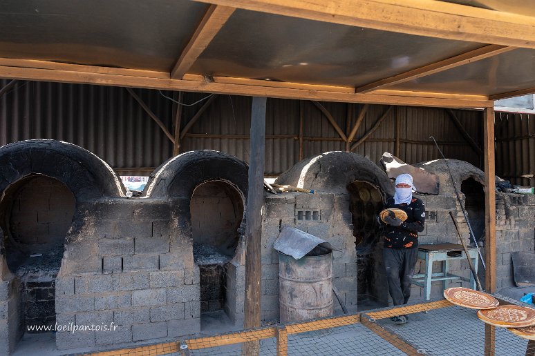 20230604__00700-52 Boulangerie Ouzbèke: par plus de 40° à l'ombre, le boulanger doit entrer dans le four pour installer chaque pain, et ensuite pour les ressortir...