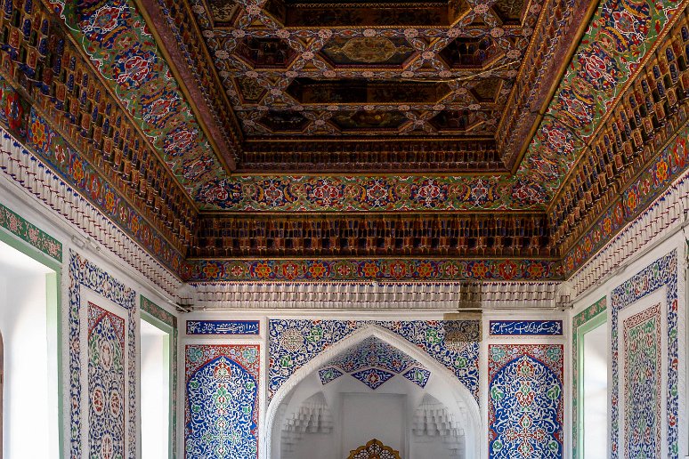 20230604__00700-65 Kokand palais de Khoudayar khan: salle du trone. L'original du trone se trouve au musée de l'Ermitage à St Petersbourg