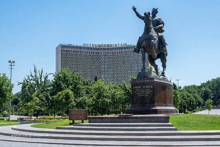 20230607__00789-97 Statue de Tamerlan, sur la place du même nom devant l'hotel Ouzbékistan