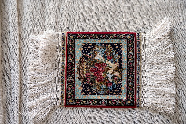 20230605__00272-46 Exemple de petit tapis de soie de 12*12cm avec 2500 points au cm2: prix 18 000 US$