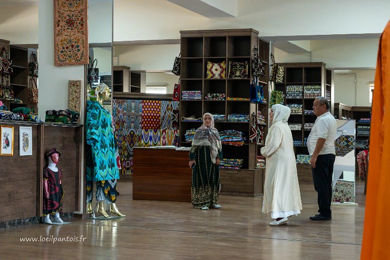 20230605__00272-71 Centre artisanal gold silk; boutique de vente. Marguilan est le centre historique de la soie en Ouzbékistan et ses productions sont extrêmement réputées