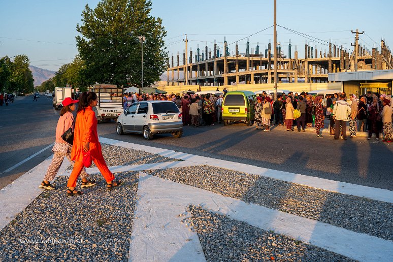 20230531__00700-3 Marché du travail le matin, au carrefour de départ des taxis collectifs vers Karchi.