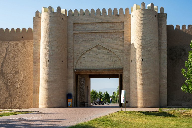 20230531__00700-37 Chakhrisabz: portail d'entrée des murailles extérieures d'Ak-Saraï. Chakhrisabz fondée il y a 2700 ans sous le nom de Kesh est la ville natale de Tamerlan qui...