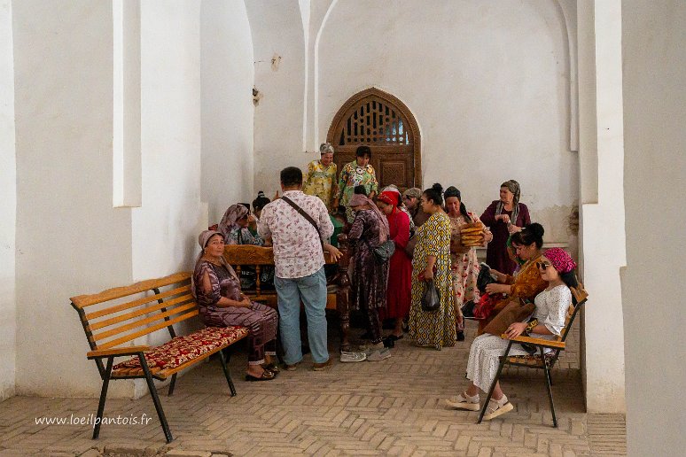 20230531__00700-76 Chakhrisabz: mosquée ko'k Goumbaz (1435-1436): de très nombreuses femmes viennent consulter l'imam du lieu. L'une des femmes venant de 120km nous a confié...