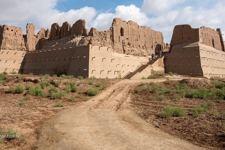De Noukous à Khiva Forteresse de Kyzyl-kala, (chateau rouge), l'une des 50 forteresses en argile du Karakalpakstan, dont les plus anciennes datent du 7e s avant JC, découverte en...