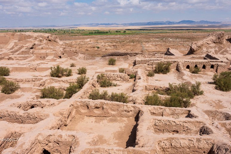 De Noukous à Khiva Toprak Kala, les fouilles ont montré l'existence d'un palais de 150 pièces, de nombreuses maisons nobles et de très nombreuses peintures et sculptures. Vue...