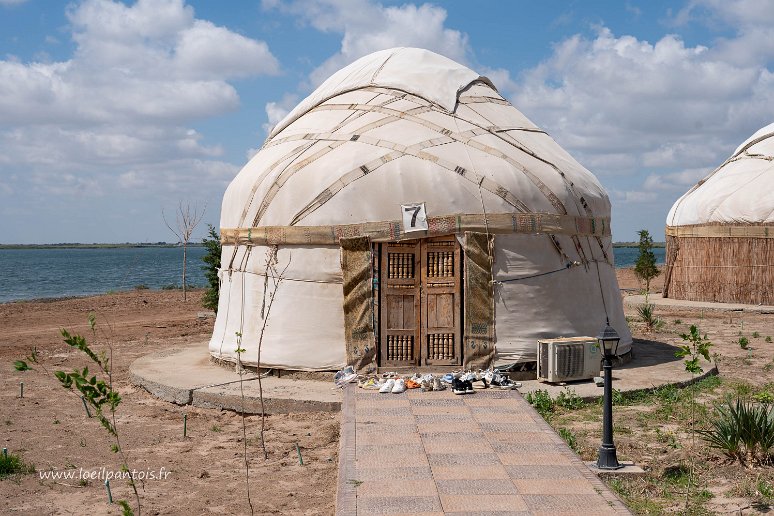 De Noukous à Khiva Au bord du lac Akhchakol, dans un restaurant de yourtes, groupe d'étudiants dans la 1ere