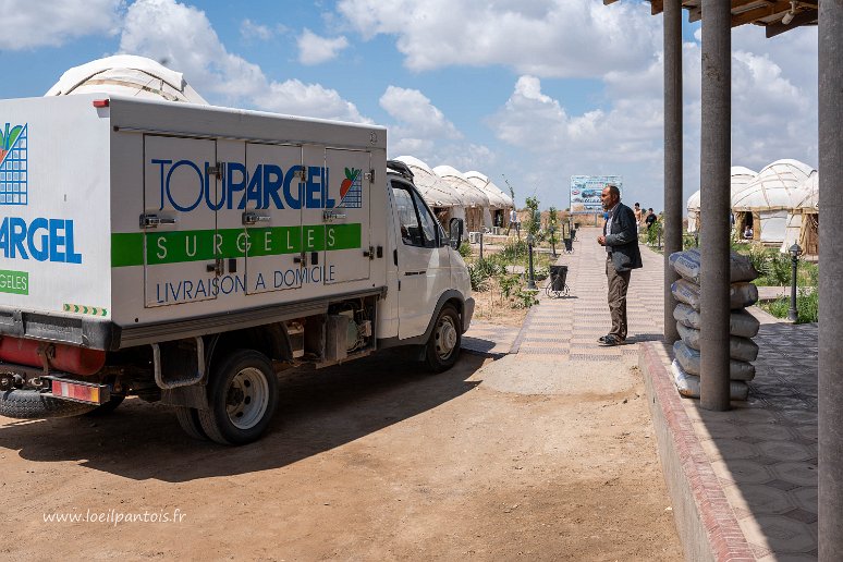 De Noukous à Khiva Au bord du lac Akhchakol, camion de livraison d'occasion acheté en France