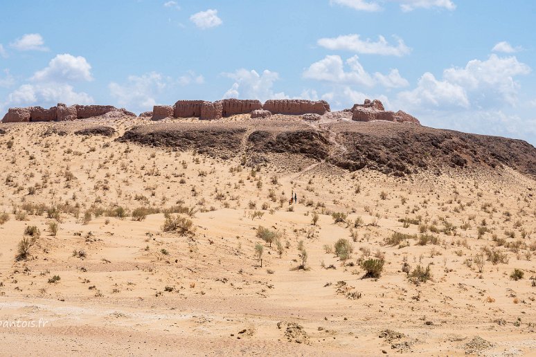 De Noukous à Khiva Forteresse d'Ayaz Kala I, 3e s av JC. Au milieu du désert du Kyzylkoum, la forteresse d'Ayaz Kala comprend les ruines de 3 forteresses baties entre le 3e s av...