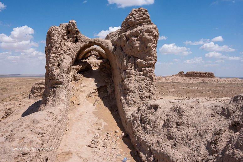 De Noukous à Khiva Ayaz Kala I, chemin de ronde: le périmètre est composé de deux murs séparés de 2m, d'environ 10m de hauteur et d'un peu plus de 2m d'épaisseur à la base,...