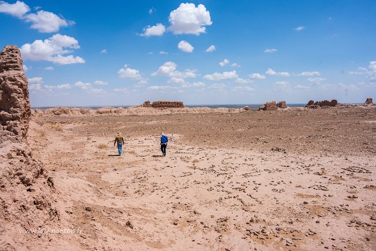 De Noukous à Khiva Ayaz Kala I, intérieur des fortifications. Il sagissait d'une forteresse de défense des populations sans construction importante à l'intérieur de l'enceinte