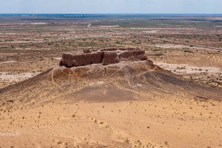 De Noukous à Khiva Ayaz Kala II vue depuis Ayaz Kala I. Ayaz Kala II est une forteresse de la période Kouchan, restaurée au 8e s ajoutée sous la dynastie afrighid qui régnait sur...
